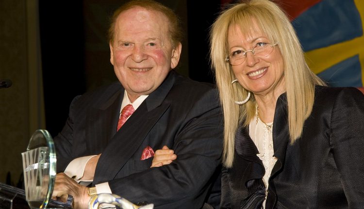 Sheldon and Miriam Adelson receiving Woodrow Wilson awards