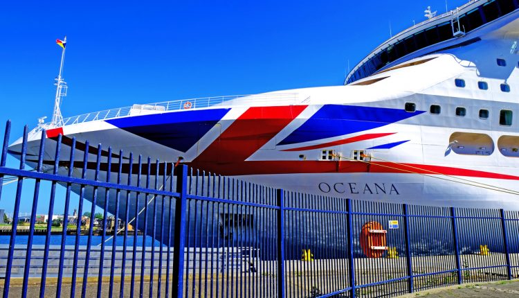 P&O Cruises Oceana in dock