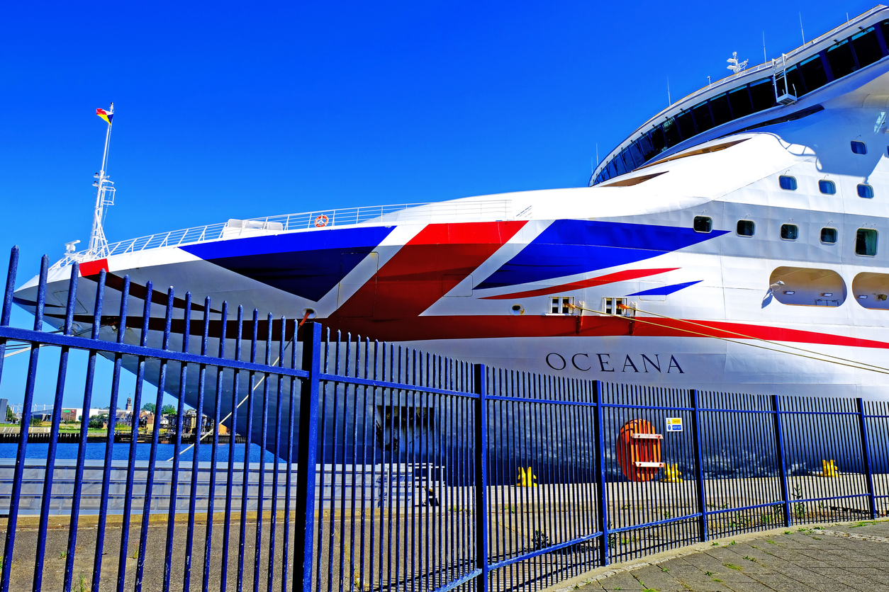 P&O Cruises Oceana in dock