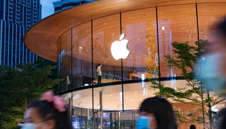 People wearing Covid-19 face masks outside Apple store