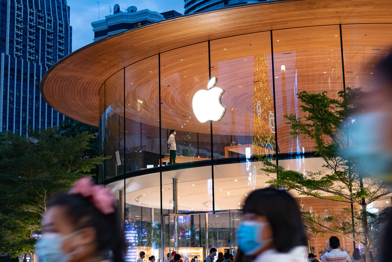 People wearing Covid-19 face masks outside Apple store