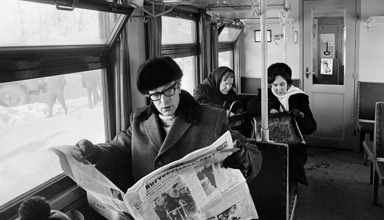 Michael Caine reading Hufvudstadsbladet newspaper in Finland during the cinematography of Billion Dollar Brain