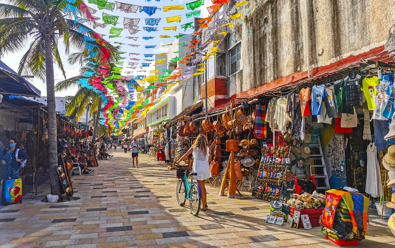 la quinta avenida street road walk playa del carmen mexico.