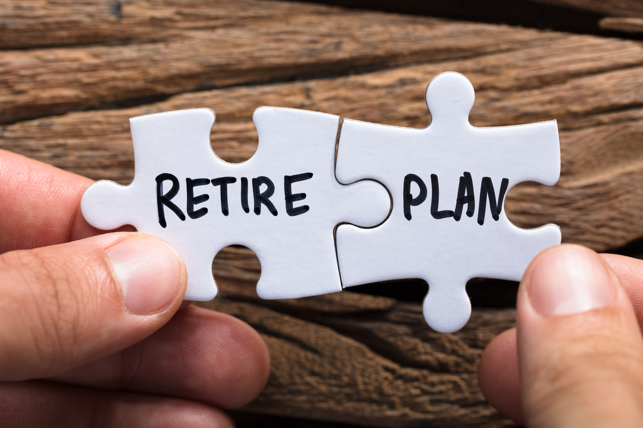 hands holding retire plan matching jigsaw pieces