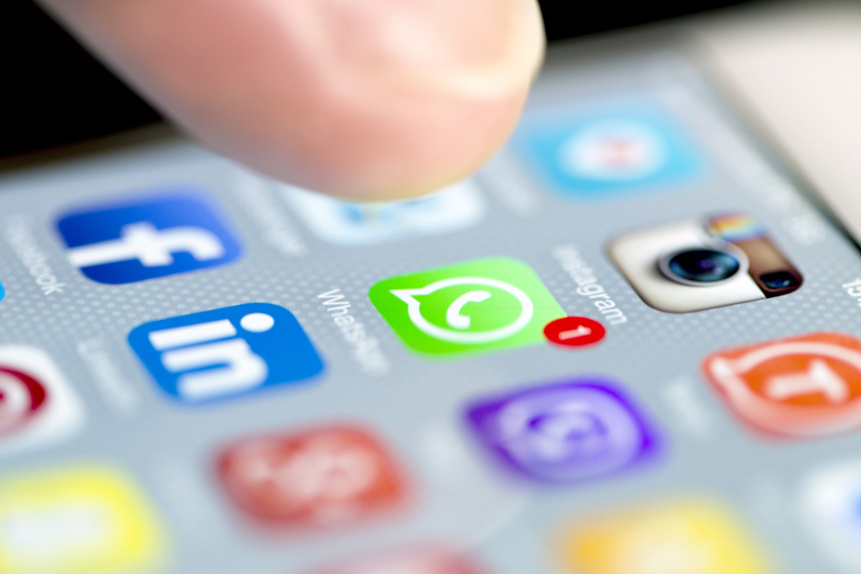 whatsapp with one notification while a finger taps to open