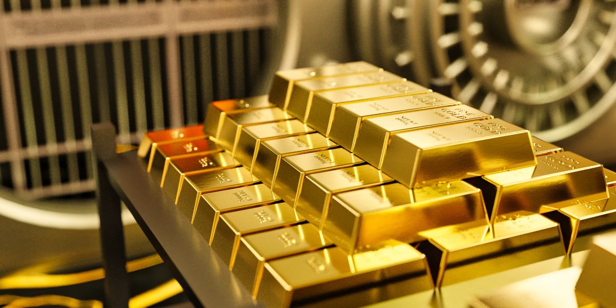 Stacks of gleaming gold bars inside a secure vault, symbolizing global gold reserves and the 2025 gold price crash.