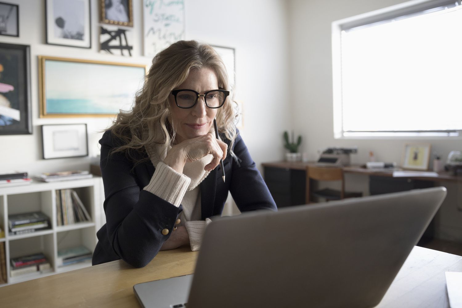 An experienced professional in her 50s focuses on a new career plan while working remotely from home.