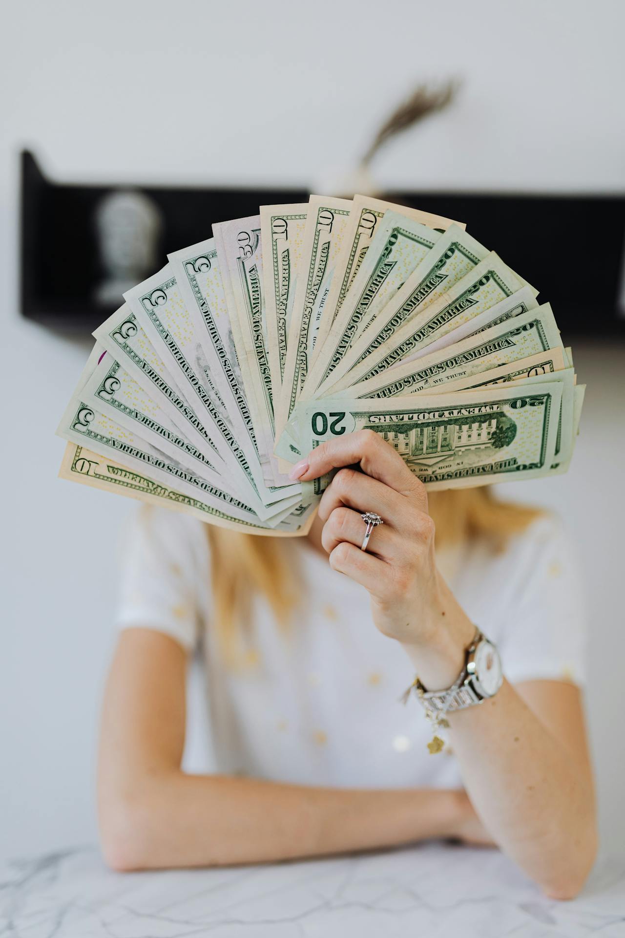 How Employers Are Using Early Pay Perks to Win the Loyalty Battle