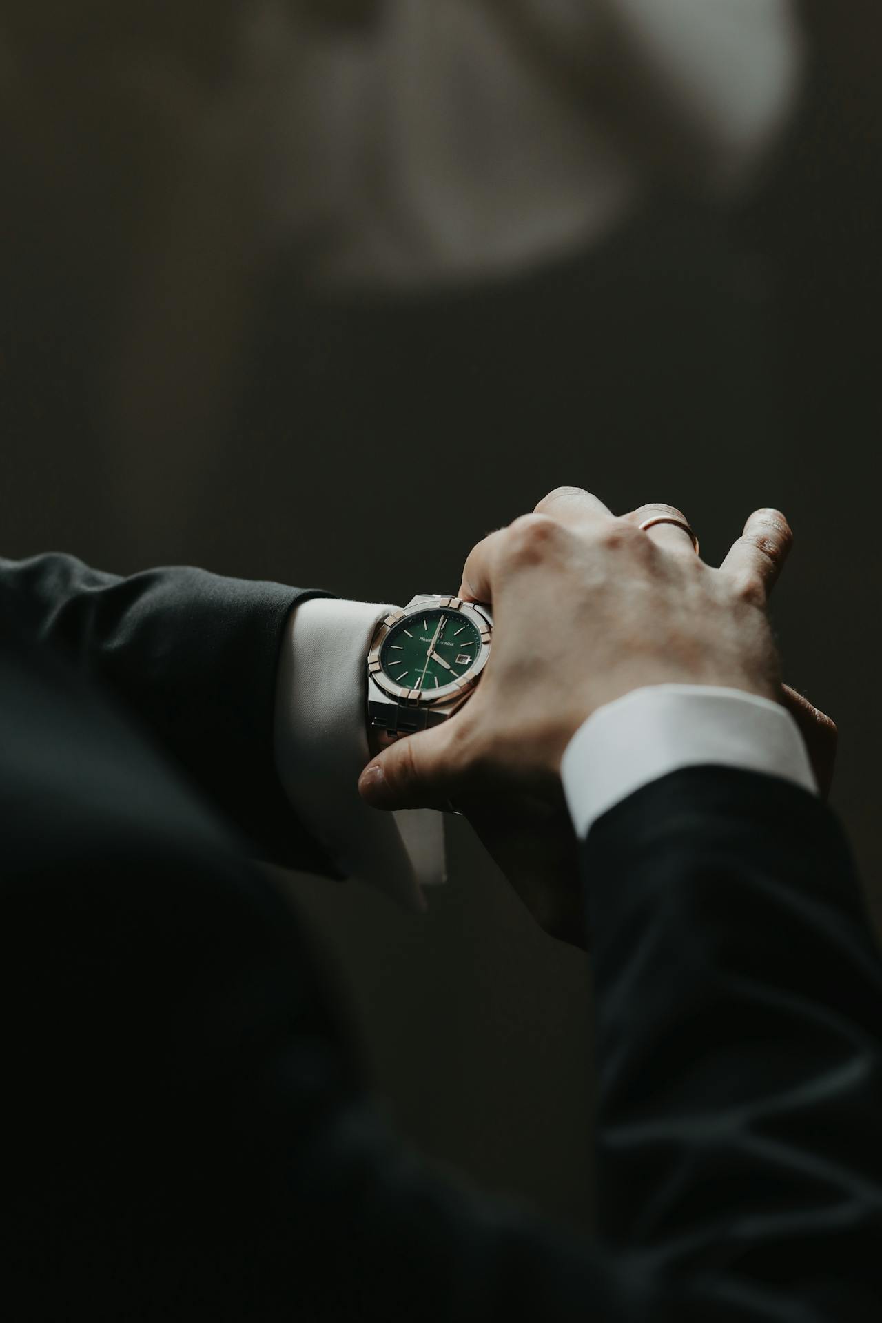 Minimalist Luxury: How Less is More for Leadership Style and Clarity