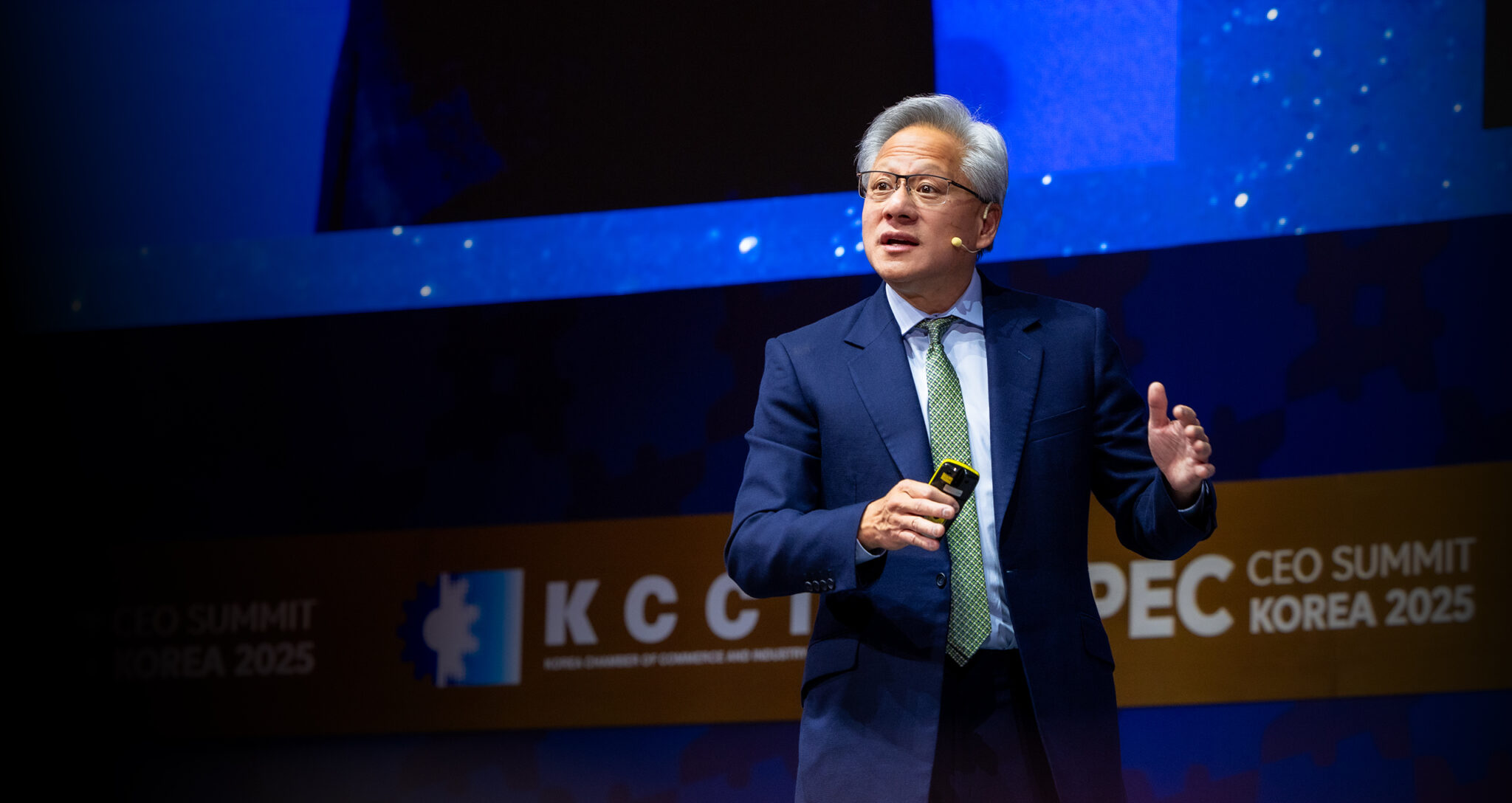 NVIDIA CEO Jensen Huang speaking at the APEC CEO Summit Korea 2025, announcing South Korea’s sovereign AI partnership and GPU infrastructure expansion.