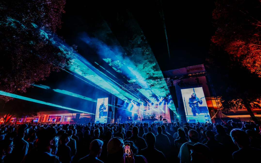 why meganne money keeps her hand on the e stop button during every show